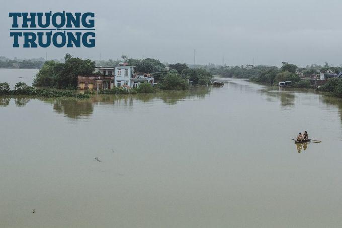Nước s&ocirc;ng d&acirc;ng cao, to&agrave;n bộ nh&agrave; dưới ch&acirc;n cầu đều ngập trong nước.