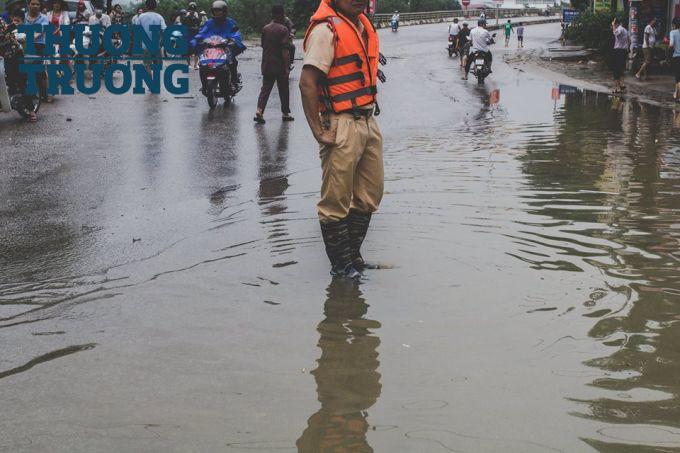 Theo ghi nhận, s&aacute;ng 13/10, mực nước tr&ecirc;n quốc lộ đ&atilde; r&uacute;t, việc đi lại đ&atilde; dễ d&agrave;ng hơn.