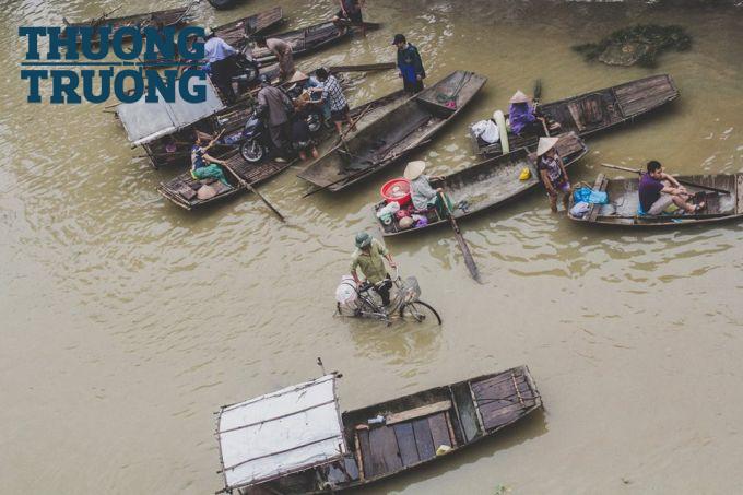 Nhưng phương tiện di chuyển chủ yếu vẫn l&agrave; những chiếc thuyền gỗ.