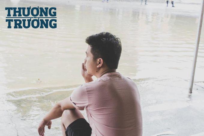 Anh To&agrave;n, chủ qu&aacute;n bia To&agrave;n Thanh (Nho Quan, Ninh B&igrave;nh) ngồi ng&aacute;n ngẩm nh&igrave;n d&ograve;ng nước.