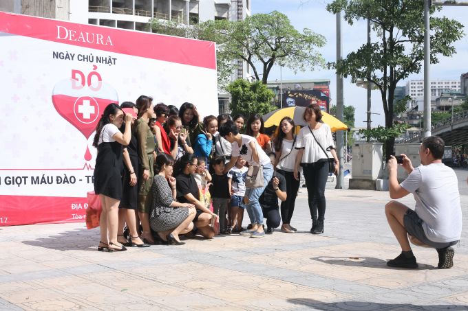 Sự kiện diễn ra trong tinh thần vui vẻ, nhiệt t&igrave;nh của đ&ocirc;ng đảo CBNV đang l&agrave;m việc tại DeAura.