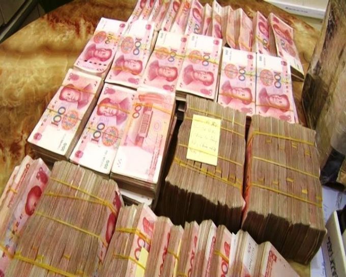 Người vận chuyển trái phép gần 1 triệu Nhân dân tệ ra đầu thú