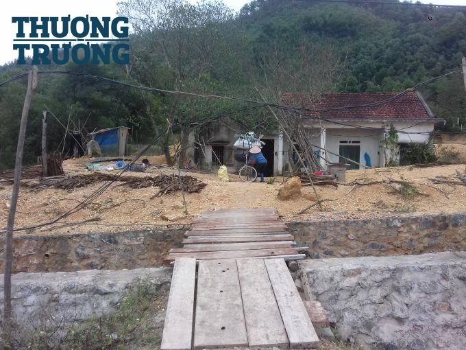 Một c&acirc;y cầu tạm bợ, tr&uacute;c trắc như cuộc sống của chủ nh&acirc;n ch&uacute;ng.