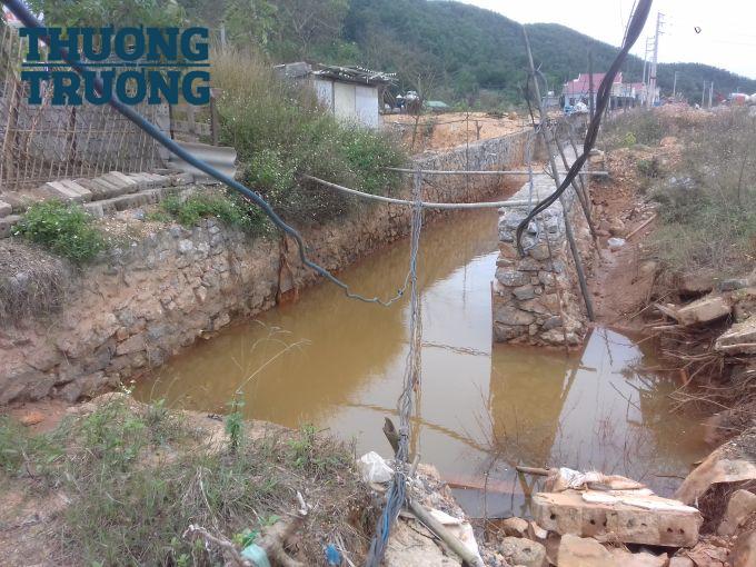 Những đường điện do người d&acirc;n tự k&eacute;o tiềm ấn những nguy hiểm bất chợt.