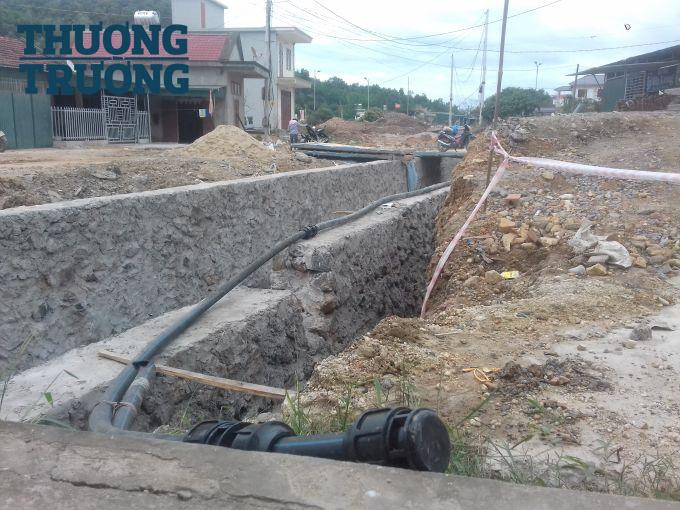 Đường ống nước bỏ kh&ocirc;ng suốt nhiều th&aacute;ng trời.