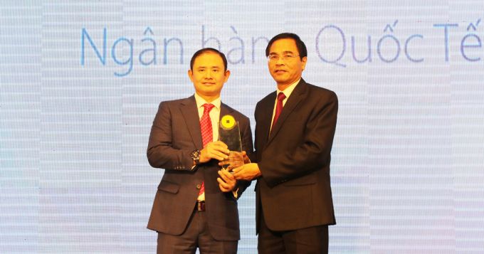 &Ocirc;ng Trần Nhất Minh, Ph&oacute; Tổng Gi&aacute;m đốc VIB tr&ecirc;n bục nhận giải.