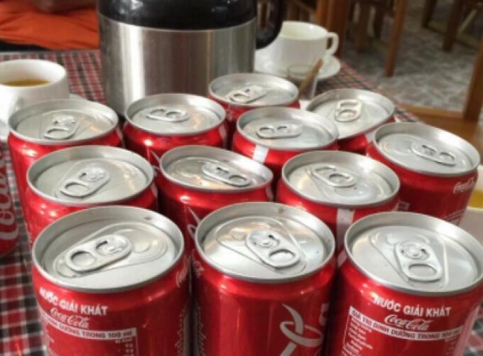 Phát hiện hàng chục lon Coca-cola rỗng “ruột”