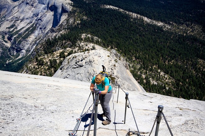 1. Núi Half Dome, công viên quốc gia Yosemite: Tổng cộng đã có khoảng 60 người thiệt mạng ở Half Dome và con đường dẫn lên đỉnh núi. Để lên được đỉnh Half Dome, bạn phải mất cả ngày trèo lên độ cao 1.500m với 120m cuối gần như dựng đứng, cần tới sự hỗ trợ của dây cáp. Các nhà leo núi được khuyến cáo không thực hiện chuyến đi khi trời mưa hoặc ẩm ướt, vì sự kết hợp giữa cáp và đá trơn tuột có thể gây tai nạn chết người. Trên thực tế, chân vách đá ở phía hồ Mirror có tên là Phiến đá Tử Thần. Ngoài việc trượt ngã và chết đuối, có du khách đã bị sét đánh trong lúc leo. Đội tìm kiếm cứu nạn ở Yosemite cho biết tới 60% các vụ việc cần tới họ là giải cứu những người leo núi gặp nạn.