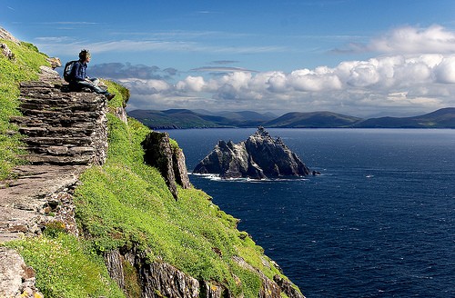 4. Skellig Michael: Nổi tiếng với vai trò là một địa điểm quay phim của “Chiến tranh giữa các vì sao”, hòn đảo xinh đẹp nằm ở nơi hẻo lánh này có một vị trí quan trọng trong lịch sử văn hóa Ai-len. Tu viện nằm trên vách đá của hòn đảo được công nhận là Di sản văn hóa thế giới. Suốt 600 bậc thang hơn 1.000 năm tuổi dẫn lên tu viện không hề có biện pháp đảm bảo an toàn nào, không có thức ăn, nước uống, trung tâm du lịch, nhà vệ sinh hay chỗ trú nào. Để tới được đảo, bạn phải đi hơn 1 tiếng đồng hồ qua biển khơi.