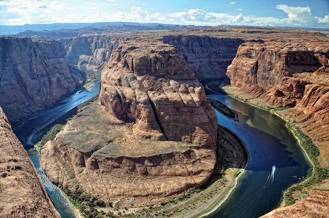 6. Sông Colorado: Chèo thuyền vượt thác là một môn thể thao thú vị, nhưng sông Colorado nổi tiếng với rất nhiều vụ tai nạn. Khi tuyết tan trên các rặng núi của Colorado, mực nước sông dân cao và dòng chảy vô cùng dữ dội. Năm 2007, có tới 12 người chết và 176 người bị thương. Trong nửa đầu năm 2014, 15 người đã thiệt mạng khi đi du lịch trên sông, không phải chỉ do thiếu kinh nghiệm mà còn do không chịu mặc đồ bảo hộ theo đúng quy chuẩn.