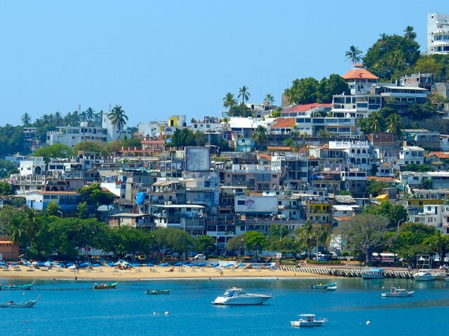 7. Bãi biển Acapulco: Đây nổi tiếng là một trong những điểm nghỉ dưỡng sang trọng và thoải mái nhất Mỹ với bãi biển đẹp, thời tiết dễ chịu và một thành phố lớn nằm ngay sát mặt nước. Tuy nhiên, thành phố này có tỉ lệ tội phạm cao gấp 30 lần tỉ lệ trung bình của Mỹ. Năm 2013, tỉ lệ án mạng là 142/1000.000 công dân. Dù phần lớn liên quan tới ma túy chứ không phải du khách, 200 vụ sát nhân chỉ trong hai tháng đầu năm 2013 khiến nhiều người lo ngại. Do đó nếu có tới Acapulco, hãy ở các khu dành cho khách du lịch và lên kế hoạch đi lại thật cẩn thận.