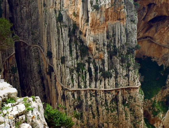 9. El Caminito Del Rey: Nơi này nổi tiếng nguy hiểm do con đường nối giữa hai nhà máy điện ở he núi Gaitanes. Con đường nhân tạo này chỉ rộng khoảng 1m, chạy dọc theo vách đá ở độ cao 100m, nhiều chỗ đã sụt lở, chỉ còn trơ lại cốt thép. Chính phủ đã đóng cửa đường này sau cái chết của 5 người trong năm 1999-2000 nhưng không ngăn được những du khách muốn thử cảm giác mạnh. Dù du khách phải nộp phạt nếu vào đây, nơi này vẫn trở thành điểm du lịch nổi tiếng tới mức thu hút được vốn đầu tư để sửa chữa lại.