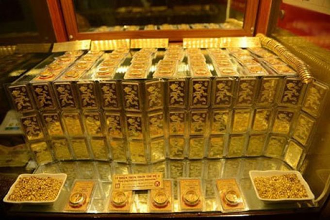 Giá vàng giảm mạnh, nhà đầu tư hoang mang ôm lỗ