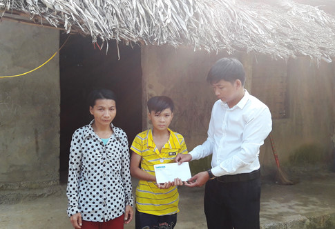 Nam sinh xin thôi học vì nhà hết gạo đã trở lại trường