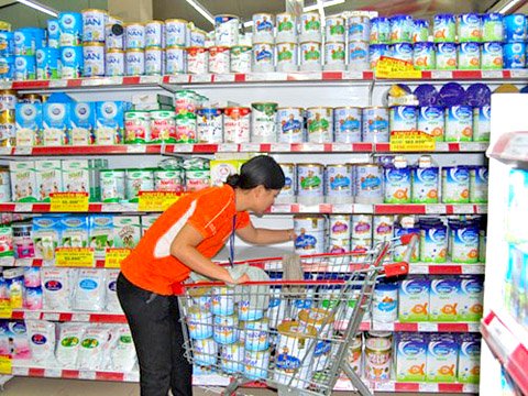 Sữa thay thế sữa mẹ= sữa bò + hóa chất Bộ Y tế gây lo lắng