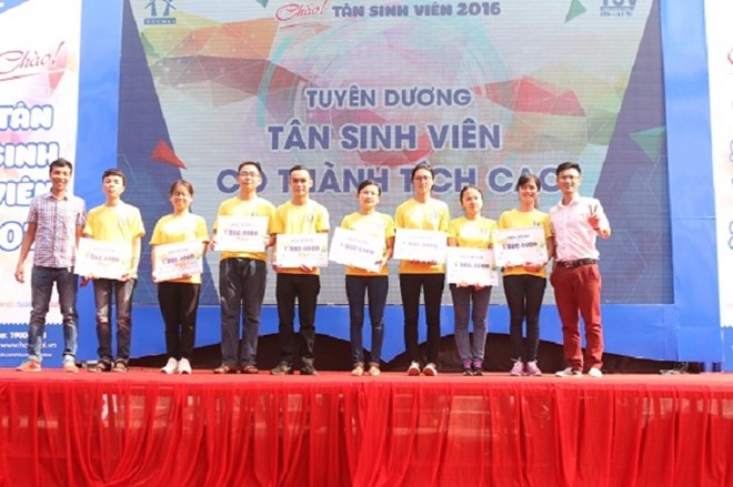 Hàng trăm tân sinh viên cùng thảo luận về học tập tích cực và chủ động