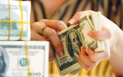 Chính phủ rướn vay, lãi suất giảm