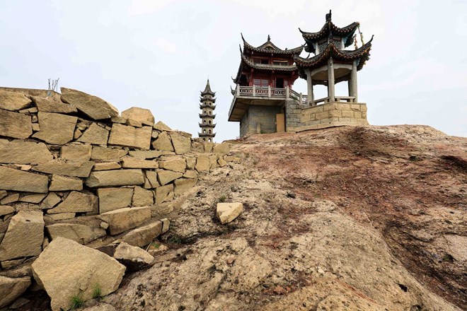 Hòn đảo khoảng 1.000 năm tuổi bỗng dưng nổi lên từ dưới hồ