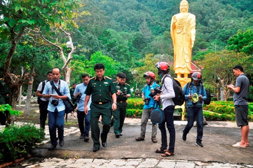 Sau đó, thượng tướng Võ Văn Tuấn đã trực tiếp xuống khuôn viên thiền viện Viên Không để tiếp tục chỉ đạo công tác tìm kiếm tại khu vực khe núi Bạch Vân (phía sau thiền viện Viên Không).