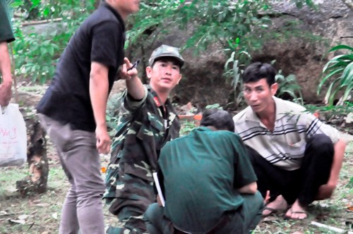 Tại đây, các cán bộ kỹ thuật quân sự đã lắp ráp các thiết bị dò, tìm kiếm trực thăng rơi.