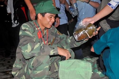Đồng thời, lực lượng quân đội đã cử người canh gác, chuẩn bị nước suối, bánh mì, đèn pin, tăng bạt và các thiết bị leo núi khác để tìm kiếm trực thăng tại khu vực khe núi Bạch Vân.