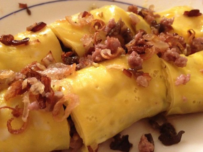 Giữa trời đông lạnh giá vùng cao nguyên đá hãy cùng thưởng thức hương vị món bánh quấn trứng nóng hổi