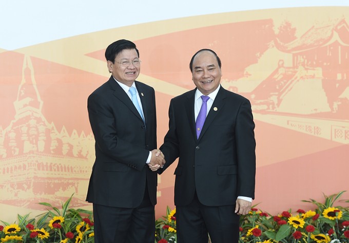 Thủ tướng Nguyễn Xuân Phúc đón Thủ tướng Lào Thongloun Sisoulith. Ảnh: VGP/Quang Hiếu.
