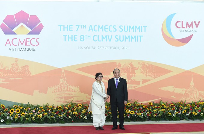 Thủ tướng Nguyễn Xuân Phúc đón Phó Tổng Thư ký Liên Hợp Quốc Shamshad Akhtar. Ảnh: VGP/Quang Hiếu.