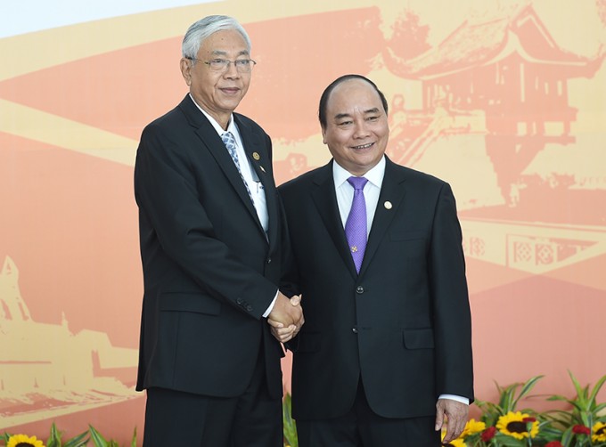 Thủ tướng Nguyễn Xuân Phúc đón Tổng thống Myanmar Htin Kyaw. Ảnh: VGP/Quang Hiếu.