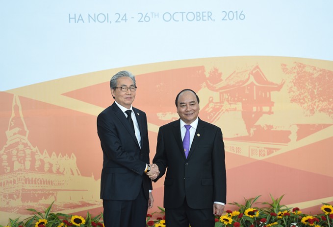 Thủ tướng Nguyễn Xuân Phúc đón Phó Thủ tướng Thái Lan Somkid Jatusripitak. Ảnh: VGP/Quang Hiếu.