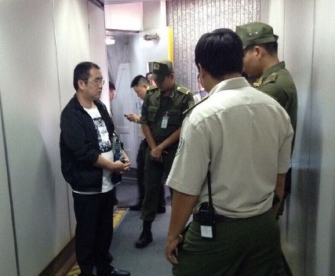 Một người Trung Quốc lục đồ của khách trên máy bay của Vietnam Airlines