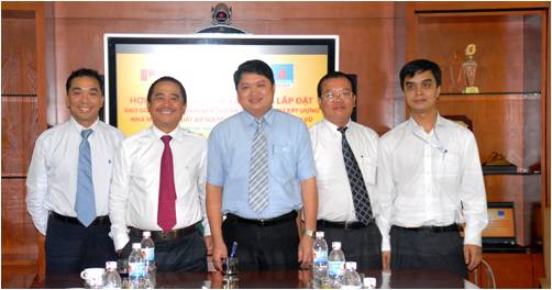 Ông Vũ Đình Duy (giữa) trong lễ Ký hợp đồng cung cấp dịch vụ bảo hiểm rủi ro trong xây dựng, lắp đặt cho Dự án Nhà máy Polyester Đình Vũ