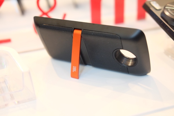 Phụ kiện JBL SoundBoost giúp tùy biến chiếc smartphone thành loa di động thương hiệu JBL