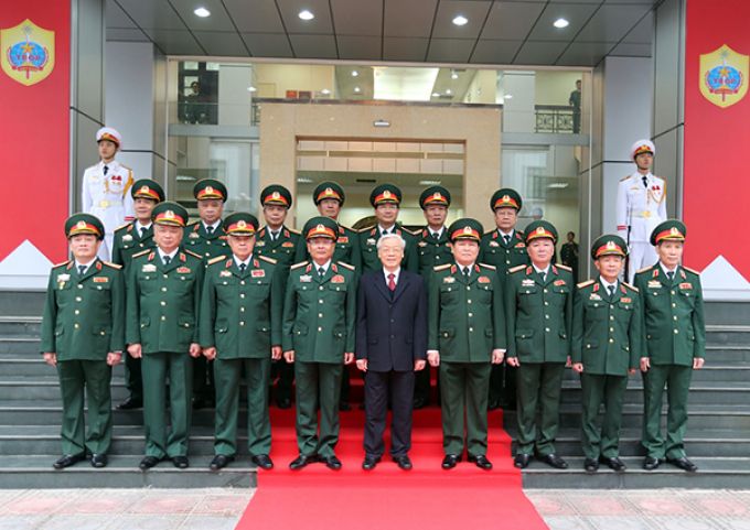 Tổng Bí thư Nguyễn Phú Trọng, Bí thư Quân ủy Trung ương với các đồng chí lãnh đạo Tổng cục Tình báo - Bộ Quốc phòng. Ảnh: TTXVN