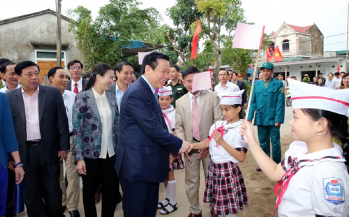 Phó Thủ tướng Vương Đình Huệ dự ngày hội đoàn kết tại thị xã Cửa Lò