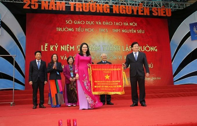 Phó Thủ tướng Trịnh Đình Dũng dự lễ kỷ niệm 25 năm thành lập Trường dân lập Nguyễn Siêu