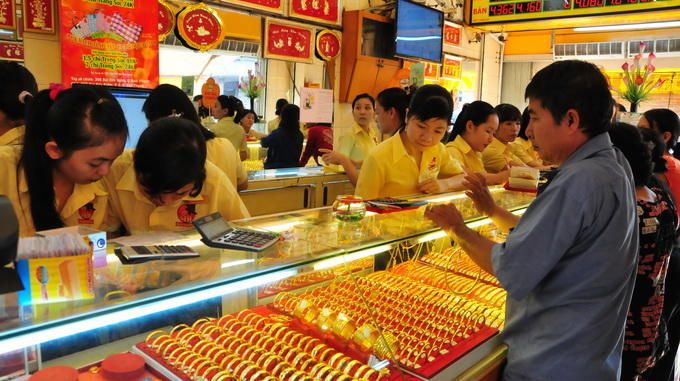 Giá vàng hôm nay (1012) Giảm mạnh xuống mức thấp nhất 10 tháng