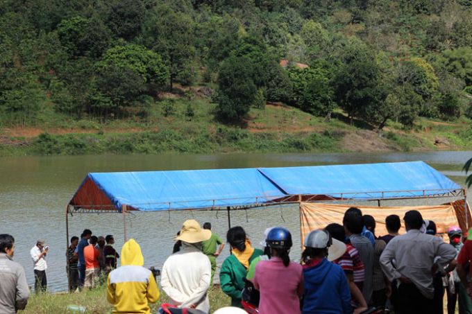 Phó Thủ tướng chỉ đạo làm rõ nguyên nhân vụ lật thuyền trên sông Lấp