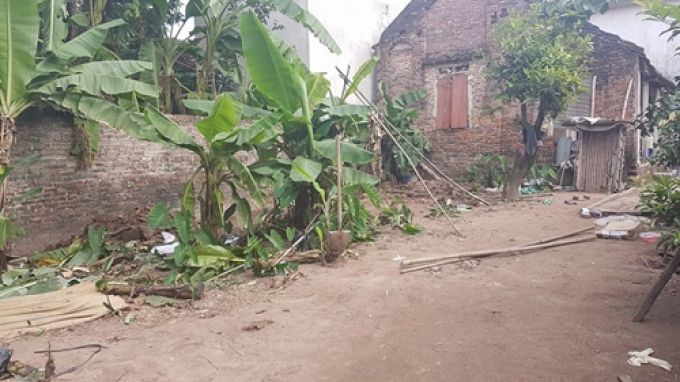 Khu vực Hùng khai chôn giấu thi thể hai cháu bé nằm ngay sát căn nhà cấp 4 của gia đình Hùng.