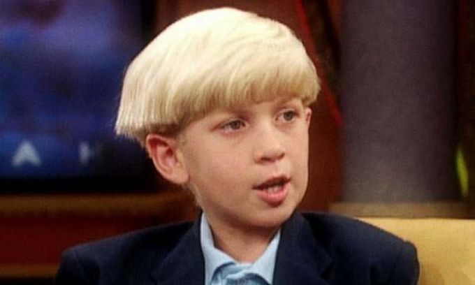 Gregory Smith có thể nhớ và trích dẫn các cuốn sách khi mới 14 tháng tuổi. Thần đồng sinh năm 1990 trúng tuyển đại học khi lên 10. Anh cũng là người trẻ nhất nhận bằng thạc sĩ từ Đại học Virginia. Gregory từng đi khắp thế giới với vai trò nhà hoạt động xã hội vì hòa bình và quyền trẻ em. Năm 12 tuổi, Gregory Smith  nhận giải Nobel Hòa bình. Thần đồng cũng là nhà sáng lập   International Youth Advocates, tổ chức thúc đẩy các nguyên tắc hòa bình và sự thấu hiểu giữa người trẻ trên toàn thế giới.