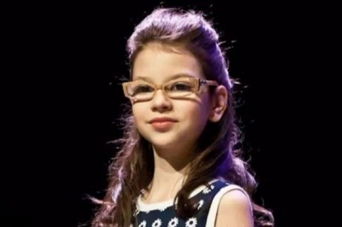 Thần đồng âm nhạc Cleopatra Stratan sinh năm 2002 tại Moldova, một quốc gia châu Âu. Năm 3 tuổi, giá để Cleopatra biểu diễn một bài hát lên đến 1.000 euro. Em là ca sĩ trẻ nhất thành công về mặt thương mại nhờ việc ra đĩa đơn La Varsta de Trei ani. Cô bé cũng lập kỷ lục biểu diễn liên tục hai tiếng đồng hồ trước lượng khán giả khổng lồ và là nghệ sĩ nhận catse cao nhất, đồng thời là người trẻ nhất nhận giải thưởng MTV cũng như có bài hát xếp hạng No.1 ở nước này. 