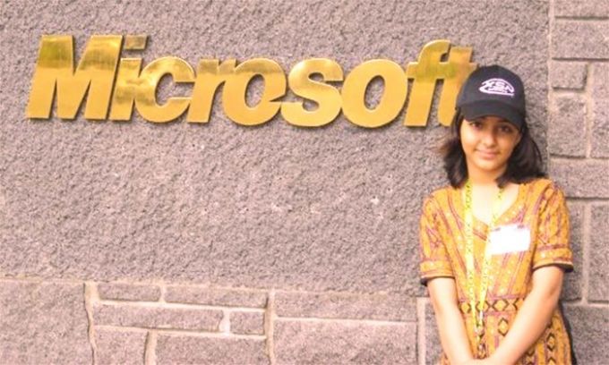 Năm 2004, thần đồng máy tính Arfa Karim (Pakistan) trở thành người trẻ nhất nhận chứng chỉ Microsoft Certified Professional khi 9 tuổi. Cô đại diện cho Pakistan tham dự nhiều diễn đàn quốc tế, bao gồm Hội nghị Các nhà phát triển TechEd. Một công viên khoa học ở Lahore được đặt tên theo thiên tài nhí này. Bill Gates từng mời Arfa đến thăm trụ sở của Microsoft tại Mỹ. Năm 16 tuổi, thần đồng máy tính qua đời tại bệnh viện sau cơn động kinh.