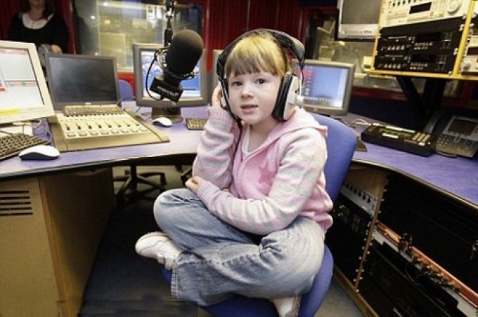 Elaina Smith (Anh) trở thành nhà tư vấn tâm lý trẻ nhất thế giới khi mới 7 tuổi. Cô bé cũng là phát thanh viên nhỏ tuổi nhất. Đài phát thanh địa phương mời Elaina về làm việc sau khi em gọi đến và tư vấn cho thính giả đang muốn chia tay người yêu. Ấn tượng trước cách nói chuyện của cô bé thông minh, nhà đài mời Elaina Smith cộng tác hàng tuần để đưa ra lời khuyên cho hàng nghìn thính giả về chuyện tình cảm.