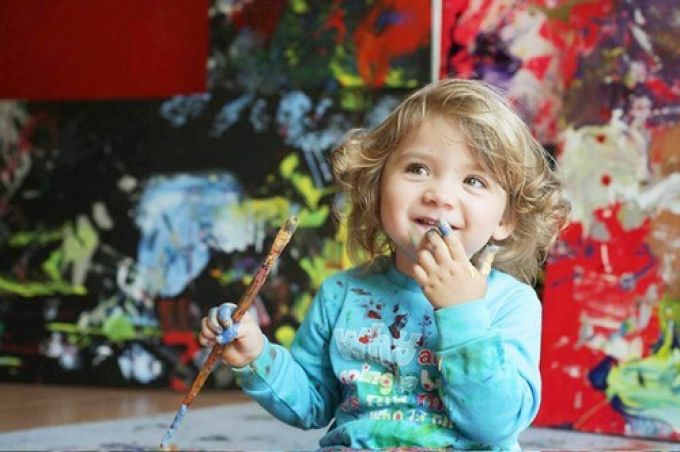 Sinh năm 2007, Aelita Andre (Australia) có tranh treo tại triển lãm danh tiếng khi mới hai tuổi. Họa sĩ nhí này nổi tiếng nhờ các tác phẩm theo trường phái siêu thực. Cô bé bắt đầu vẽ rất sớm và đến năm 4 tuổi, em đã có triển lãm cá nhân tổ chức tại New York, Mỹ. 