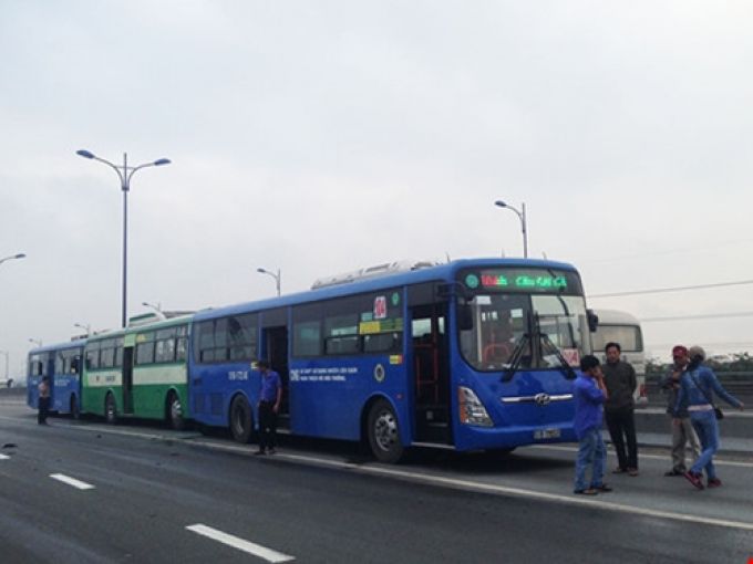 3 xe buýt tông liên hoàn, hàng trăm hành khách la hét