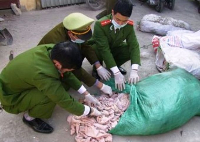 Hàng tấn thực phẩm lậu bốc mùi hôi thối bị tiêu hủy ở Quảng Ninh