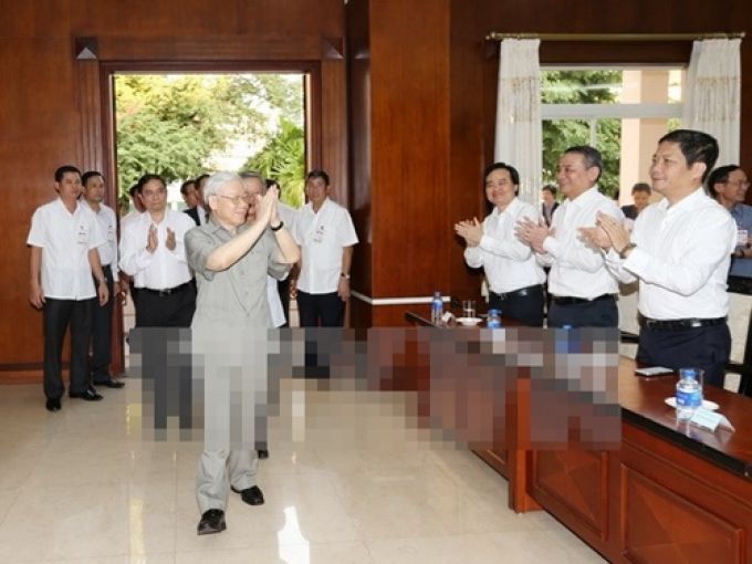 Tổng Bí thư Nguyễn Phú Trọng đến thăm và nói chuyện với cán bộ, nhân viên Đại sứ quán Việt Nam tại Lào.