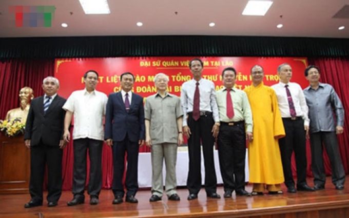 Tổng Bí thư Nguyễn Phú Trọng thăm cán bộ nhân viên Đại sứ quán Việt Nam tại Lào