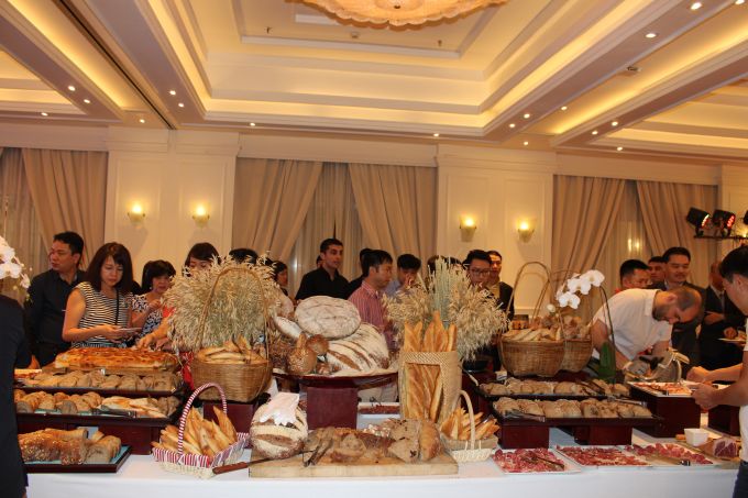 Thưởng thức ẩm thực Châu Âu truyền thống.