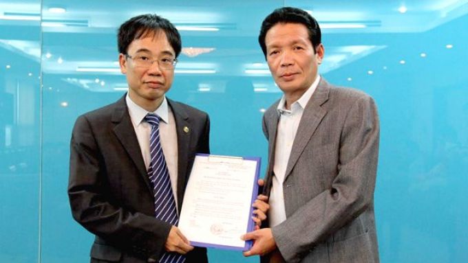 Thứ trưởng Bộ TT&TT Hoàng Vĩnh Bảo (bên phải) trao Quyết định bổ nhiệm cho ông Nguyễn Văn Hiếu.